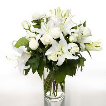  Uşak çiçek gönderme sitemiz güvenlidir  1 dal cazablanca 7 adet beyaz gül vazosu
