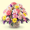  Uşak uluslararası çiçek gönderme  sepet içerisinde gül ve mevsim
