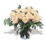 11 adet beyaz gül vazoda  Uşak İnternetten çiçek siparişi 