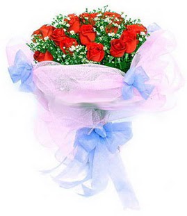  Uşak çiçek siparişi sitesi  11 adet kırmızı güllerden buket modeli