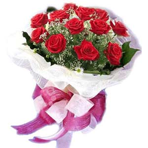  Uşak çiçek satışı  11 adet kırmızı güllerden buket modeli