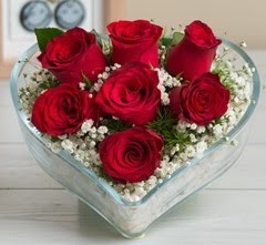 Kalp içerisinde 7 adet kırmızı gül  Uşak çiçek gönderme sitemiz güvenlidir 